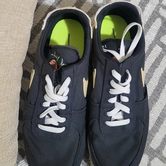 Nike Black and Cream MEN Sneakers - Picture 4 of 6